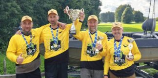 Latvijas čempionāta spiningošanā no laivām noslēdzošā posma komandu ieskaites uzvarētāji – Daugavpils komanda “Dinaburg”: Aleksandrs Gordijenko, Oļegs Kolpakovs, Vitālijs Šakalovs un Aleksandrs Suško. Foto no Aleksandra Suško personīgā arhīva