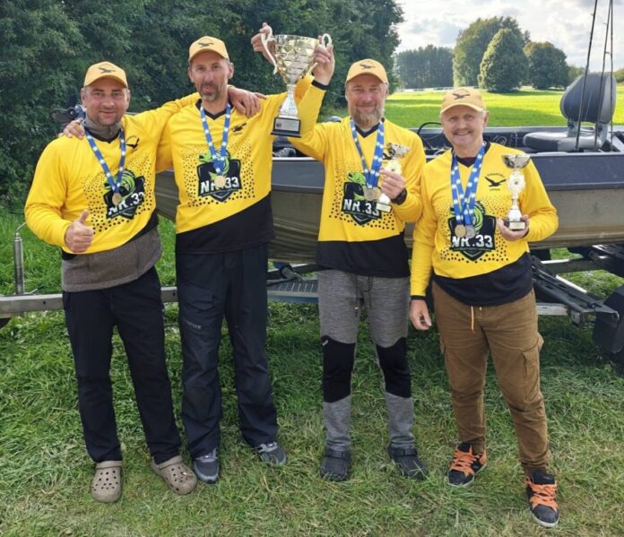 Latvijas čempionāta spiningošanā no laivām noslēdzošā posma komandu ieskaites uzvarētāji – Daugavpils komanda “Dinaburg”: Aleksandrs Gordijenko, Oļegs Kolpakovs, Vitālijs Šakalovs un Aleksandrs Suško. Foto no Aleksandra Suško personīgā arhīva