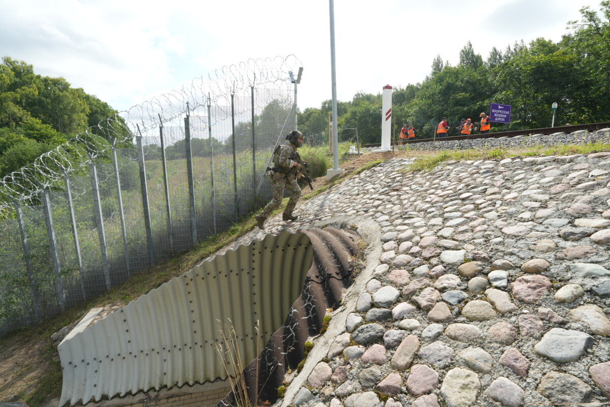 Valsts prezidents Edgars Rinkēvičs iepazīstas ar jaunizbūvēto tuneli zem dzelzceļa sliedēm “Indra - Begosova”. 2026. gada 17. augusts. Foto: Ilmārs Znotiņš, Valsts prezidenta kanceleja