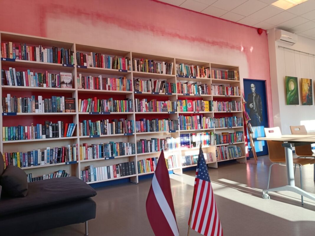 ASV Informācijas centrā pieejama arī plaša bibliotēka. Foto: USA Information Center Daugavpils" Facebook lapa