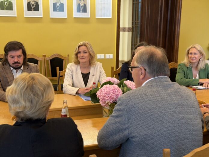 Izglītības un zinātnes ministre Ilze Indriksone apmeklē Daugavpils Universitāti. Foto: Anna Kusiņa / Chayka.lv Izglītības un zinātnes ministre Ilze Indriksone apmeklē Daugavpils Universitāti. Foto: Anna Kusiņa / Chayka.lv