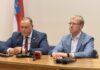 Jauni vilcieni, stacijas rekonstrukcija un savienojums ar Viļņu: ko Kozlovskis pārrunāja Daugavpilī Satiksmes ministrs Rihards Kozlovskis ar Daugavpils domes priekšsēdētāju Andreju Elksniņu preses konferencē Daugavpils domē 2026. gada 27. augustā. Foto: Anna Kusiņa