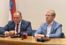 Jauni vilcieni, stacijas rekonstrukcija un savienojums ar Viļņu: ko Kozlovskis pārrunāja Daugavpilī Satiksmes ministrs Rihards Kozlovskis ar Daugavpils domes priekšsēdētāju Andreju Elksniņu preses konferencē Daugavpils domē 2026. gada 27. augustā. Foto: Anna Kusiņa