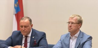 Satiksmes ministrs Rihards Kozlovskis ar Daugavpils domes priekšsēdētāju Andreju Elksniņu preses konferencē Daugavpils domē 2026. gada 27. augustā. Foto: Anna Kusiņa