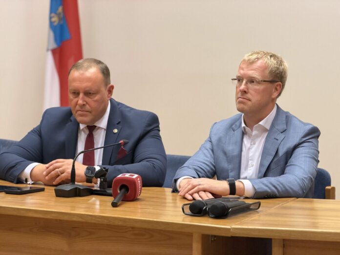 Satiksmes ministrs Rihards Kozlovskis ar Daugavpils domes priekšsēdētāju Andreju Elksniņu preses konferencē Daugavpils domē 2026. gada 27. augustā. Foto: Anna Kusiņa Satiksmes ministrs Rihards Kozlovskis ar Daugavpils domes priekšsēdētāju Andreju Elksniņu preses konferencē Daugavpils domē 2026. gada 27. augustā. Foto: Anna Kusiņa