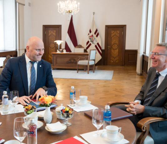 Vai NVO par vienu sēdi saņem 18 tūkstošus eiro? Skaidrojam, no kurienes radies šis skaitlis un par ko patiesībā ir valdības strīds ar nevalstiskajām organizācijām Latvijas Valsts prezidenta Edgara Rinkēviča un premjerministra Andra Kulberga tikšanās. 2026. gada 22. jūlijs. Foto: Ilmārs Znotiņš / Valsts prezidenta kanceleja