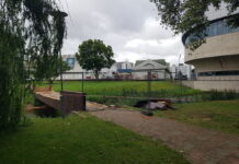 Tilts pie Daugavpils Olimpiskā centra ir avārijas stāvoklī. To plāno nomainīt vai remontēt Tilts pie Daugavpils Olimpiskā centra, Stadiona ielā 1. 2026. gada jūlija beigas. Aculiecinieka foto