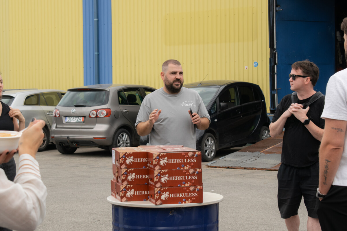 Biedrības "Tavi draugi" vadītājs Ulvis Noviks tiekas ar biedrības draugiem un atbalstītājiem Lapeņu ielā 23. 2026. gada 6. augusts. Foto: biedrība "Tavi draugi"