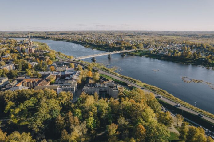 Vienības tilts Skats no drona uz Vienības tiltu Daugavpilī. 2024. gada 16. oktobris. Foto: Jevgeņijs Ratkovs