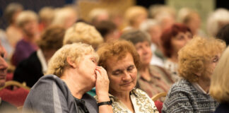 Senioru festivāla dalībnieces Kuldīgā 2025. gada 17. septembrī. Ilustratīvs foto: Artis Gustovskis
