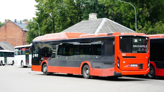 ds_web_attels_-26-1 Pilsētas 38. maršruta autobuss Daugavpils autoostā. Foto: “Daugavpils satiksme”