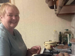 Viņa palīdzēja citiem, tagad palīdzība nepieciešama pašai: Latvijā dzīvojošās Jeļenas stāsts Jeļena Meščerjakova (60) ir bēgle no Baltkrievijas. Viņai nepieciešama palīdzība, lai apmaksātu gūžas locītavas endoprotezēšanas operāciju. Līdzekļu vākšana ir sākta platformā BYSOL. Foto: bysol.org