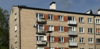 Daudzdzīvokļu māja Daugavpilī, Ķīmijas mikrorajonā, Cialkovska ielā 3. 2026. gada 11. maijs. Foto: Anastasija Šubina