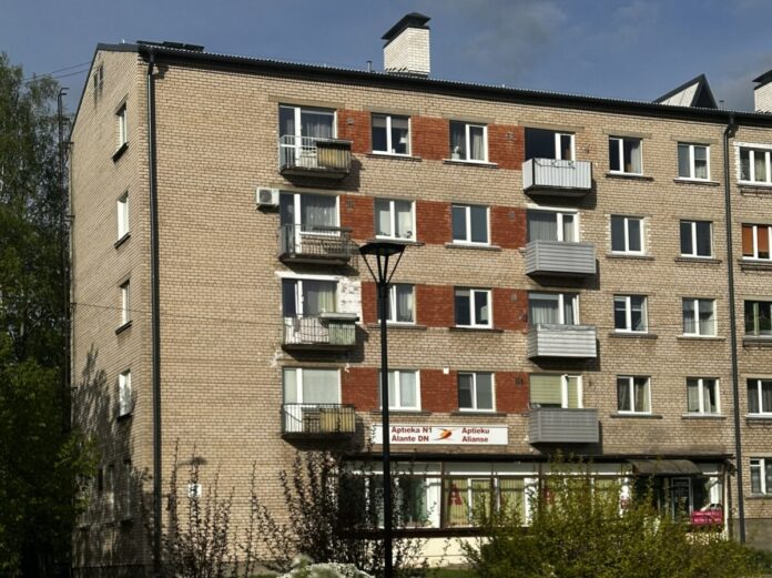 Daudzdzīvokļu māja Daugavpilī, Ķīmijas mikrorajonā, Cialkovska ielā 3. 2026. gada 11. maijs. Foto: Anastasija Šubina