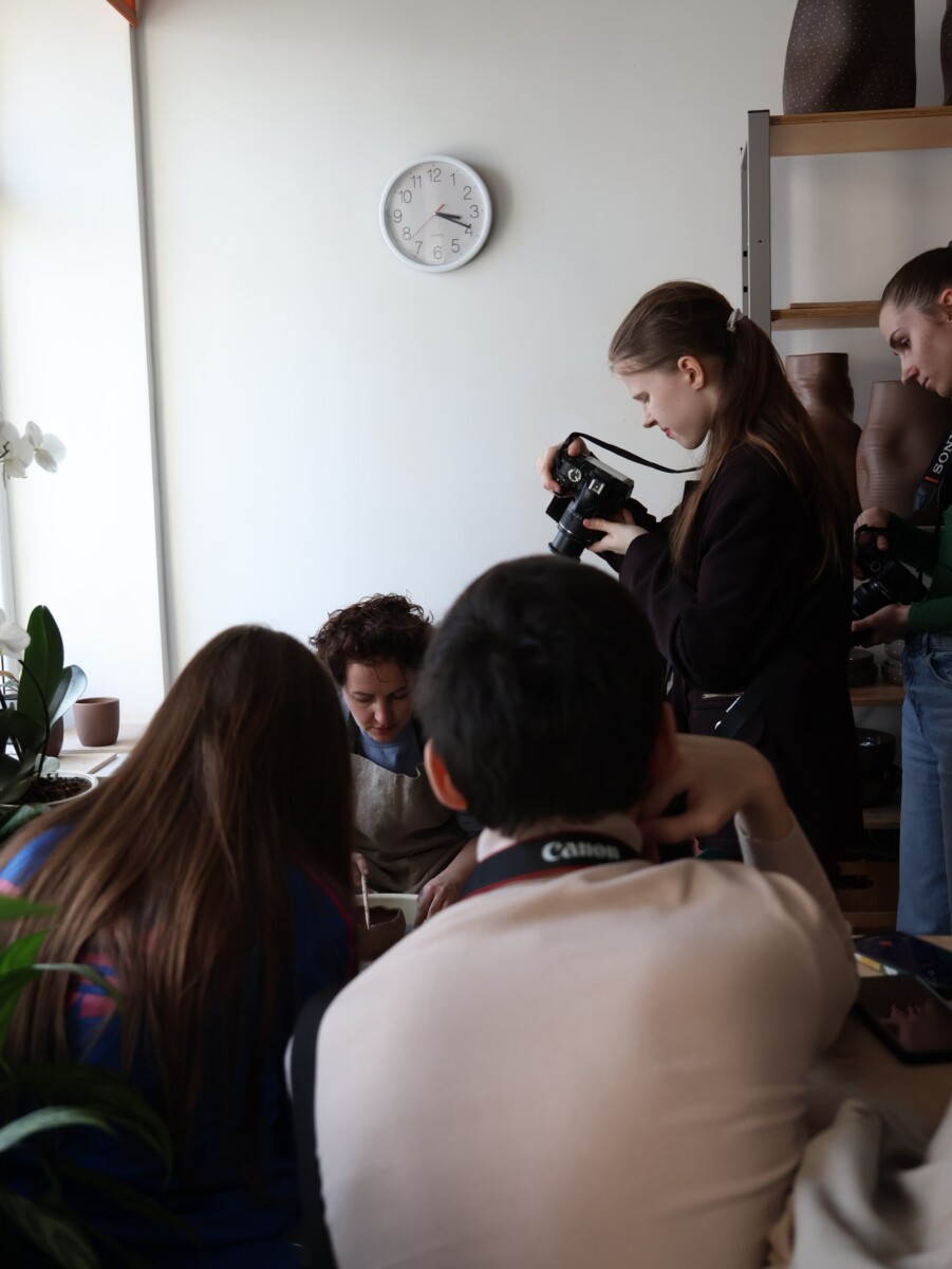 Irinas Maskaļenko pulciņa "ARTFoto" nodarbība keramistes Nellijas Dzalbas studijā. Foto no Irinas Maskaļenko arhīva