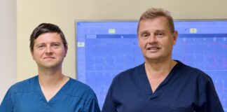 Daugavpils reģionālās slimnīcas (DRS) kardiologi Sergejs Pikta un Arnolds Lavrinovičs pirmo reizi implantējuši kardioverterus-defibrilatorus, kas aprīkoti ar telemetrijas tehnoloģiju attālinātai uzraudzībai, informē DRS. Foto: Daugavpils reģionālā slimnīca