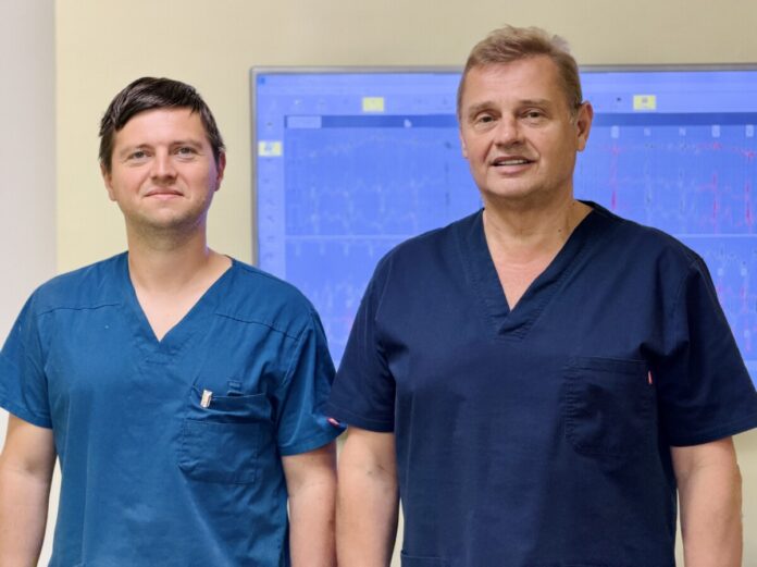 kardiologi Daugavpils reģionālās slimnīcas (DRS) kardiologi Sergejs Pikta un Arnolds Lavrinovičs pirmo reizi implantējuši kardioverterus-defibrilatorus, kas aprīkoti ar telemetrijas tehnoloģiju attālinātai uzraudzībai, informē DRS. Foto: Daugavpils reģionālā slimnīca