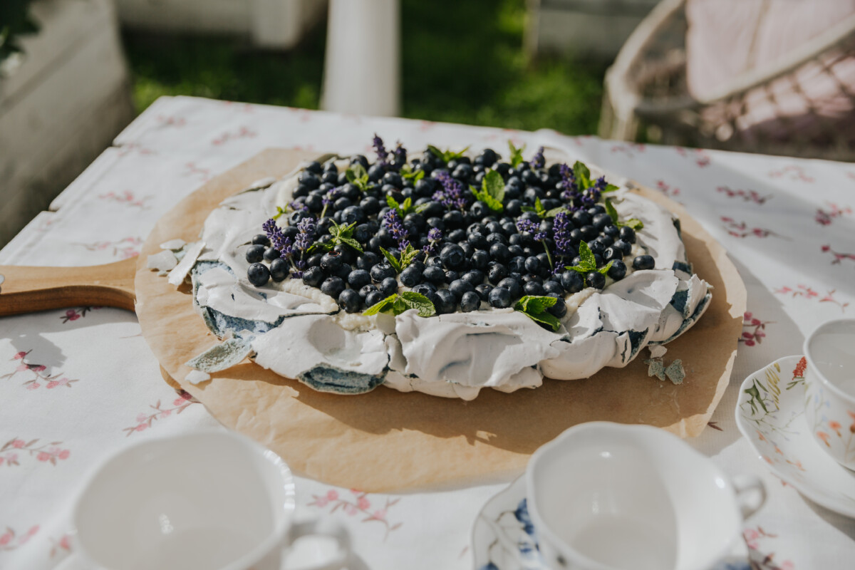 Signijas Zizlānes firmas ēdiens — Pavlovas kūka ar lavandu. Foto: Irina Maskaļenko