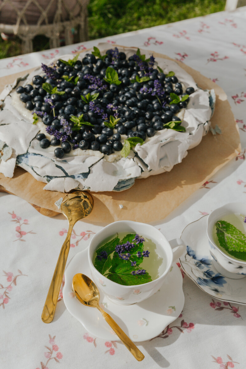 Signijas Zizlānes firmas ēdiens — Pavlovas kūka ar lavandu. Foto: Irina Maskaļenko