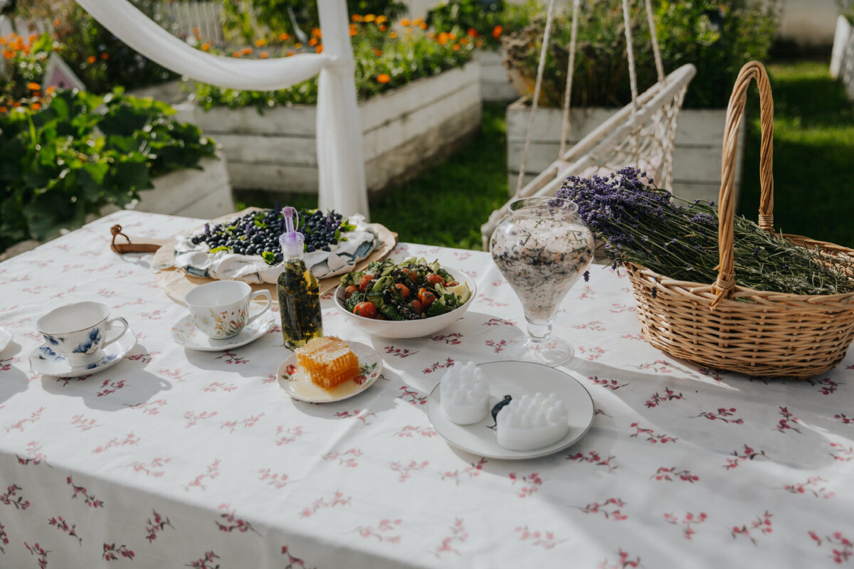 Olīveļļa ar lavandas zariņiem padara dārzeņu salātu garšu īpašu un piesātinātu. Foto: Irina Maskaļenko