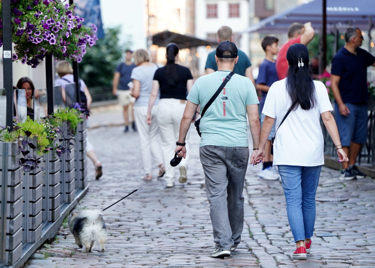 Tūristi Skārņu ielā. Foto: Zane Bitere / LETA