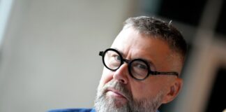 Dailes teātra mākslinieciskais vadītājs, filmas “Uļa” režisors Viesturs Kairišs. Filmu Latvija izvirzījusi ASV Kinoakadēmijas balvai “Oskars” kategorijā “Labākās starptautiskās filmas balva”. Foto: Edijs Pālens / LETA
