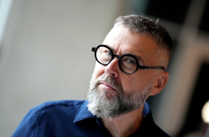 Dailes teātra mākslinieciskais vadītājs, filmas “Uļa” režisors Viesturs Kairišs. Filmu Latvija izvirzījusi ASV Kinoakadēmijas balvai “Oskars” kategorijā “Labākās starptautiskās filmas balva”. Foto: Edijs Pālens / LETA