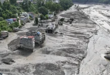 2026. gada 26. augustā Nepālā aptuveni 5200 metru augstumā atšķēlās un nogāzās milzīga ledus masa aptuveni 0,2 kvadrātkilometru platībā (tas ir aptuveni 25 futbola laukumi). Ledus siena no vairāk nekā 1,2 kilometru augstuma nogāzās aizā un upes gultnē. Milzīgā trieciena rezultātā miljoniem tonnu ledus pārvērtās ūdenī un sīkās ledus atlūzās, sajaucoties ar akmeņiem un dubļiem. Milzīgs “šķidrā betona” vilnis traucās lejup pa straumi, ziņo The Guardian. Foto: UNICEF/UN0914644/Gautam