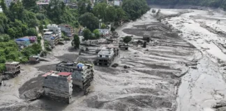 2026. gada 26. augustā Nepālā aptuveni 5200 metru augstumā atšķēlās un nogāzās milzīga ledus masa aptuveni 0,2 kvadrātkilometru platībā (tas ir aptuveni 25 futbola laukumi). Ledus siena no vairāk nekā 1,2 kilometru augstuma nogāzās aizā un upes gultnē. Milzīgā trieciena rezultātā miljoniem tonnu ledus pārvērtās ūdenī un sīkās ledus atlūzās, sajaucoties ar akmeņiem un dubļiem. Milzīgs “šķidrā betona” vilnis traucās lejup pa straumi, ziņo The Guardian. Foto: UNICEF/UN0914644/Gautam