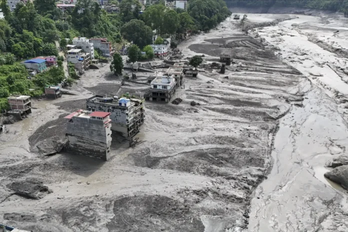 un0914644 2026. gada 26. augustā Nepālā aptuveni 5200 metru augstumā atšķēlās un nogāzās milzīga ledus masa aptuveni 0,2 kvadrātkilometru platībā (tas ir aptuveni 25 futbola laukumi). Ledus siena no vairāk nekā 1,2 kilometru augstuma nogāzās aizā un upes gultnē. Milzīgā trieciena rezultātā miljoniem tonnu ledus pārvērtās ūdenī un sīkās ledus atlūzās, sajaucoties ar akmeņiem un dubļiem. Milzīgs “šķidrā betona” vilnis traucās lejup pa straumi, ziņo The Guardian. Foto: UNICEF/UN0914644/Gautam