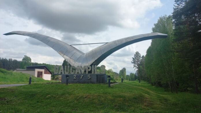 "Kaija", kas sagaida ceļotājus pie iebraukšanas Daugavpilī. 2025. gada 27. maijs. Foto: Chayka.lv