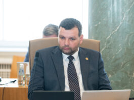Pēc braukšanas 3,09 promiļu reibumā Uzulnieks zaudē ministra amatu, bet paliek vēlēšanu sarakstā Amatu zaudējušais labklājības ministrs Reinis Uzulnieks. Foto: Mairis Matisons / Valsts kanceleja