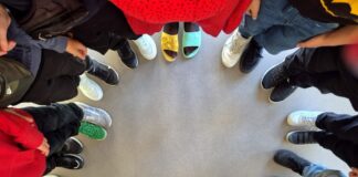 Ikviens, kurš vēlas pievienoties akcijai, 25. septembrī aicināts katrā kājā uzvilkt atšķirīgu apavu, nofotografēties un publicēt attēlu sociālajos tīklos ar tēmturi #IekāpOtraKurpēs. Foto no Rīgas 75. pamatskolas Facebook lapas, publicēts 2026. gada 26. septembrī