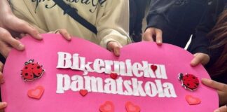 7. septembrī Augšdaugavas novada domes ārkārtas sēdē tika nolemts piešķirt līdzekļus otrajam autobusam, lai nodrošinātu visu bērnu nogādāšanu uz skolu. Ilustratīvs attēls no Biķernieku pamatskolas Facebook lapas.