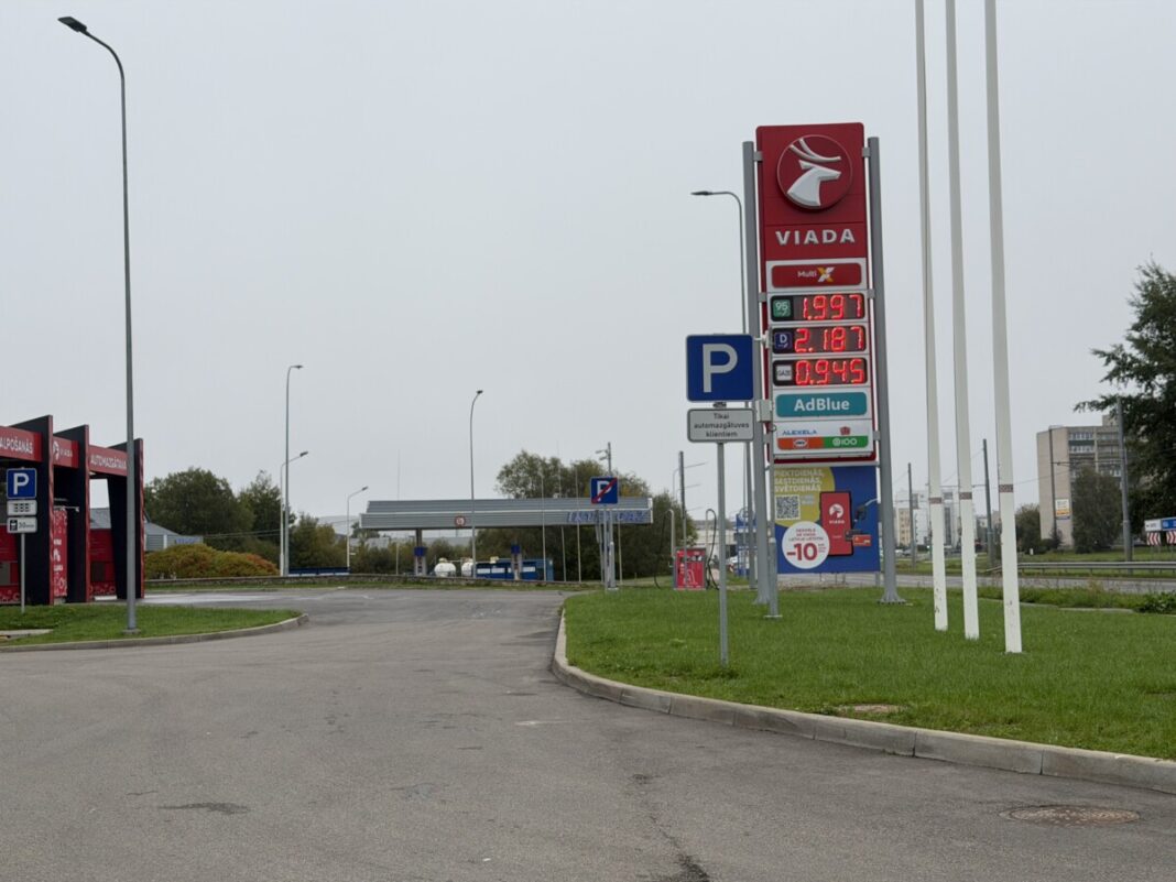 Degvielas cenas “Viada” degvielas uzpildes stacijā Daugavpilī 2026. gada 22. septembra rītā. Foto: Anna Kusiņa Degvielas cenas “Viada” degvielas uzpildes stacijā Daugavpilī 2026. gada 22. septembra rītā. Foto: Anna Kusiņa