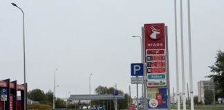 Degvielas cenas “Viada” degvielas uzpildes stacijā Daugavpilī 2026. gada 22. septembra rītā. Foto: Anna Kusiņa
