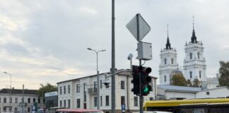 Luksofors 18. novembra un Varšavas ielas krustojumā. Foto: Anna Kusiņa / Chayka.lv