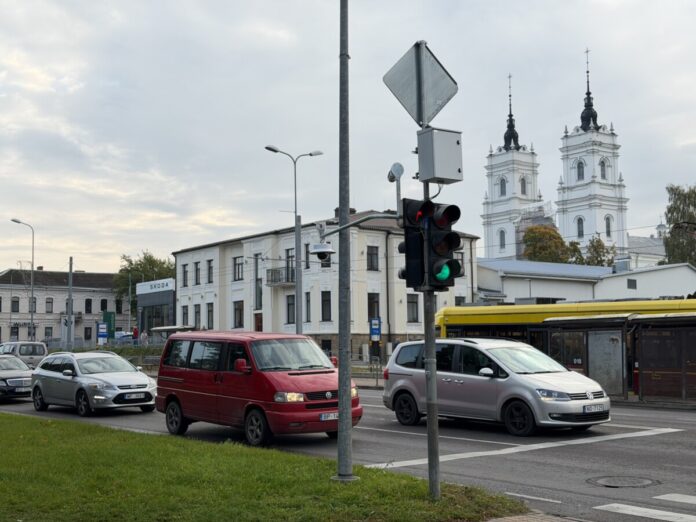 Luksofors 18. novembra un Varšavas ielas krustojumā. Foto: Anna Kusiņa / Chayka.lv Luksofors 18. novembra un Varšavas ielas krustojumā. Foto: Anna Kusiņa / Chayka.lv