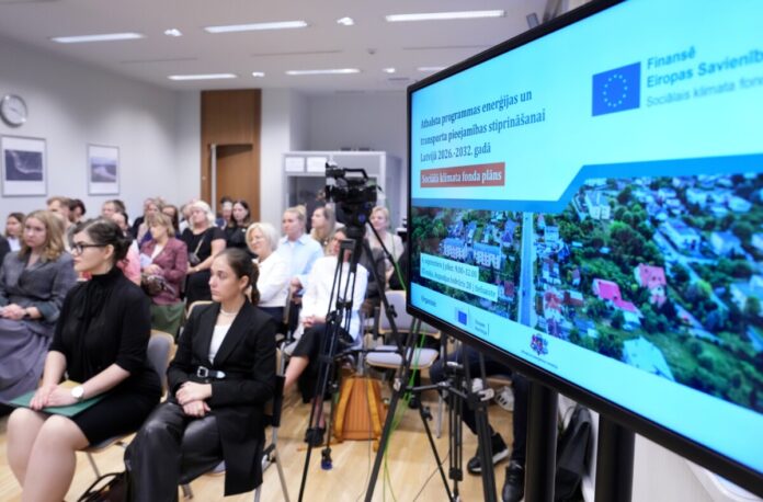 Iepazīstina ar paredzēto atbalstu enerģētiskās un transporta nabadzības mazināšanai Latvijā Informatīvais pasākums “Atbalsta programmas enerģijas un transporta pieejamības stiprināšanai Latvijā 2026.–2032. gadā”, kas veltīts Latvijas Sociālā klimata fonda plāna 2026.–2032. gadam apstiprināšanai un īstenošanas sākšanai. 2026. gada 4. septembris. Foto: Ieva Leiniša / LETA