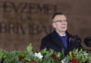 Skolēni aicināti iejusties Valsts prezidenta lomā un sagatavot 18. novembra svētku uzrunu Valsts prezidenta Edgara Rinkēviča svētku uzruna pie Brīvības pieminekļa Latvijas Republikas proklamēšanas 107. gadadienā. Foto: Ilmārs Znotiņš / Valsts prezidenta kanceleja