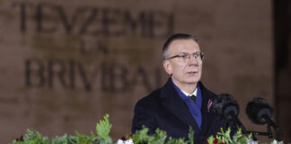 Valsts prezidenta Edgara Rinkēviča svētku uzruna pie Brīvības pieminekļa Latvijas Republikas proklamēšanas 107. gadadienā. Foto: Ilmārs Znotiņš / Valsts prezidenta kanceleja