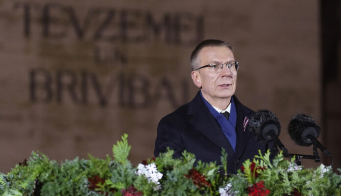 Valsts prezidenta Edgara Rinkēviča svētku uzruna pie Brīvības pieminekļa Latvijas Republikas proklamēšanas 107. gadadienā. Foto: Ilmārs Znotiņš / Valsts prezidenta kanceleja Valsts prezidenta Edgara Rinkēviča svētku uzruna pie Brīvības pieminekļa Latvijas Republikas proklamēšanas 107. gadadienā. Foto: Ilmārs Znotiņš / Valsts prezidenta kanceleja