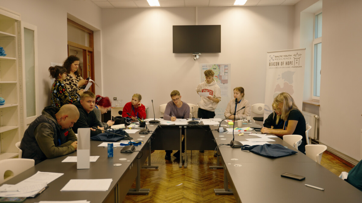 Simulācijas spēles darbība norisinājās izdomātā reģionā pie valsts austrumu robežas. Aiz tās atradās valsts, kas regulāri rīkoja provokācijas. Pirmā komanda pārstāvēja reģiona centru – tā galveno pilsētu, kuras rīcībā bija visvairāk resursu. Foto: Ivars Utināns / New East