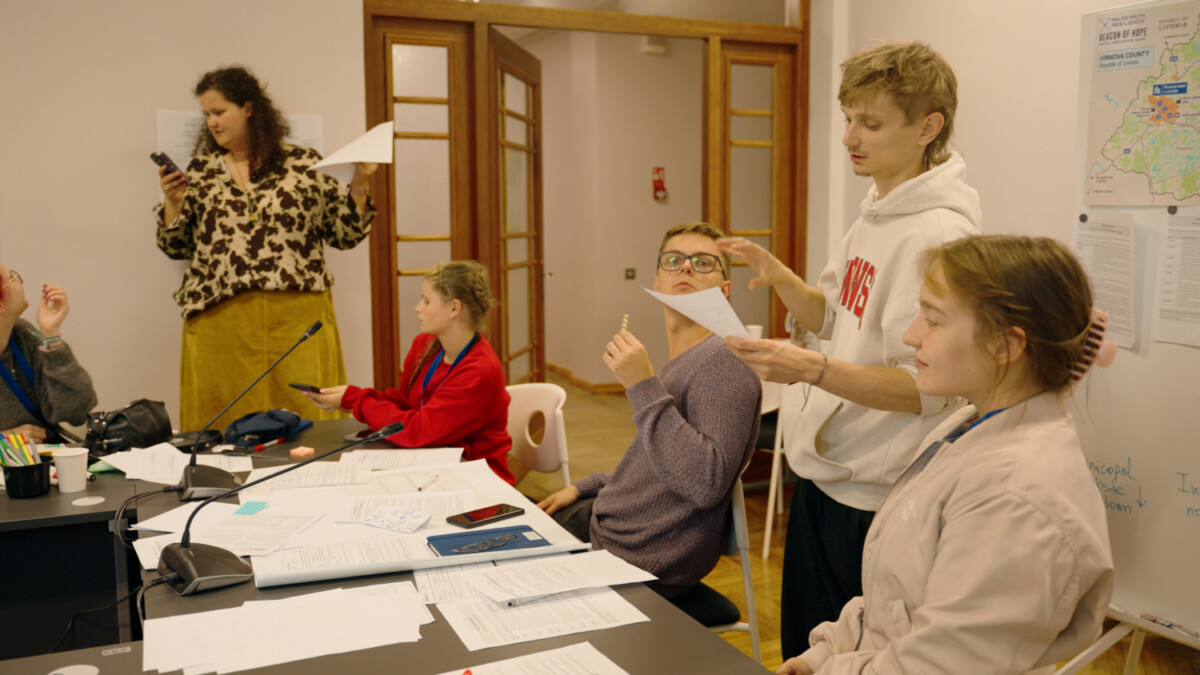 Simulācijas spēles darbība norisinājās izdomātā reģionā pie valsts austrumu robežas. Aiz tās atradās valsts, kas regulāri rīkoja provokācijas. Pirmā komanda pārstāvēja reģiona centru – tā galveno pilsētu, kuras rīcībā bija visvairāk resursu. Foto: Ivars Utināns / New East
