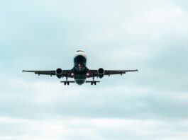 2027. gadā ES mainīsies noteikumi aviokompānijām: pasažieriem būs vienkāršāk saņemt kompensācijas, bērniem bez papildu maksas tiks nodrošināta vieta blakus pavadošajai personai, bet maksa par rokas bagāžu būs jānorāda jau biļetes rezervēšanas sākumā. Ilustratīvs foto: wirestock / magnific