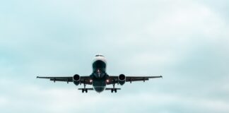 2027. gadā ES mainīsies noteikumi aviokompānijām: pasažieriem būs vienkāršāk saņemt kompensācijas, bērniem bez papildu maksas tiks nodrošināta vieta blakus pavadošajai personai, bet maksa par rokas bagāžu būs jānorāda jau biļetes rezervēšanas sākumā. Ilustratīvs foto: wirestock / magnific