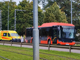 Daugavpilī autobuss uz gājēju pārejas notrieca skolnieci. Kas zināms par meitenes stāvokli un izmeklēšanu Ekrānuzņēmums no video, ko TikTok publicējis lietotājs REALMIHA100. https://www.tiktok.com/@realmiha100/video/7681757085377350934