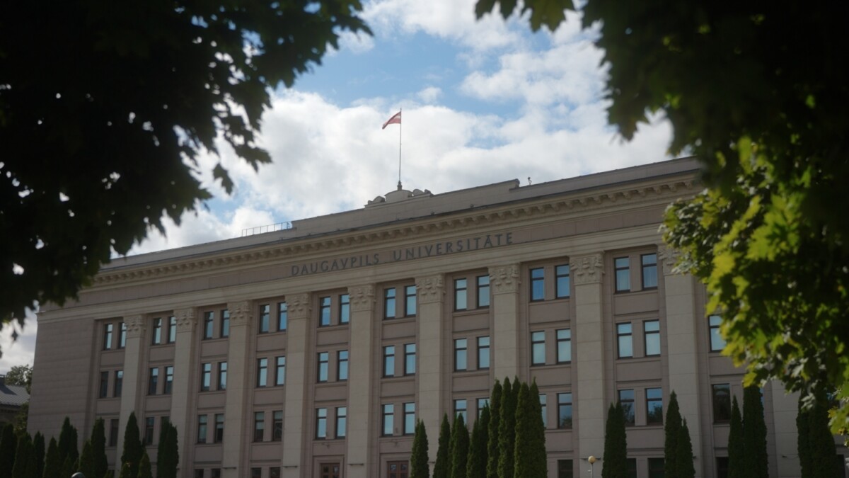 Baltijas valstu jaunieši simulācijas spēlē Daugavpilī 2026. gada 12. septembrī. Otrajā dienā dalībnieki pabeidza spēli un apsprieda tās rezultātus: katra komanda pastāstīja, ar kādām situācijām saskārusies, kā risinājusi problēmas, kā tai pietrūcis un ar kuriem lēmumiem bijusi apmierināta. Foto: Roberts Kļeščinskis / New East