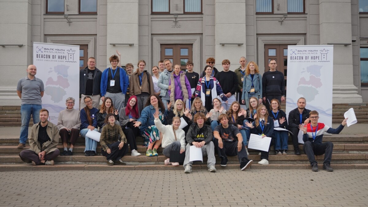 Baltijas valstu jaunieši simulācijas spēlē Daugavpilī 2026. gada 12. septembrī. Otrajā dienā dalībnieki pabeidza spēli un apsprieda tās rezultātus: katra komanda pastāstīja, ar kādām situācijām saskārusies, kā risinājusi problēmas, kā tai pietrūcis un ar kuriem lēmumiem bijusi apmierināta. Foto: Roberts Kļeščinskis / New East