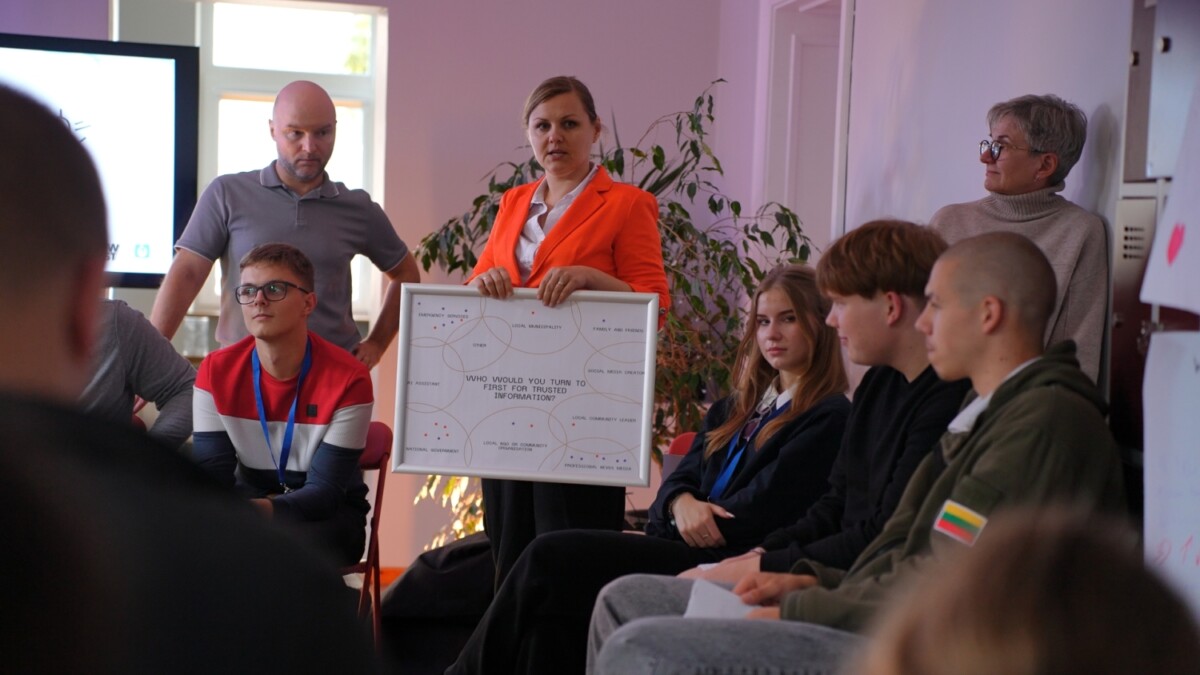Baltijas valstu jaunieši simulācijas spēlē Daugavpilī 2026. gada 12. septembrī. Otrajā dienā dalībnieki pabeidza spēli un apsprieda tās rezultātus: katra komanda pastāstīja, ar kādām situācijām saskārusies, kā risinājusi problēmas, kā tai pietrūcis un ar kuriem lēmumiem bijusi apmierināta. Foto: Roberts Kļeščinskis / New East